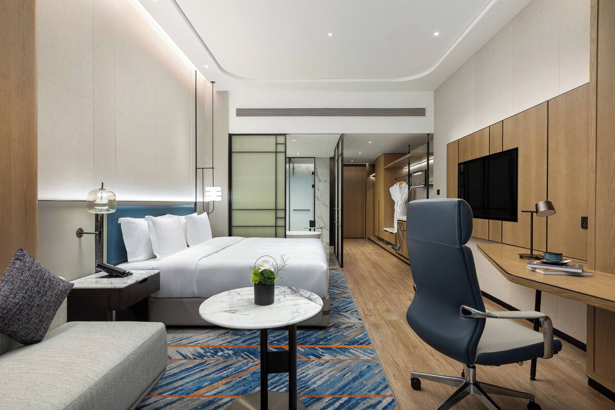 Premium Room, 1 King Bed, Bathtub