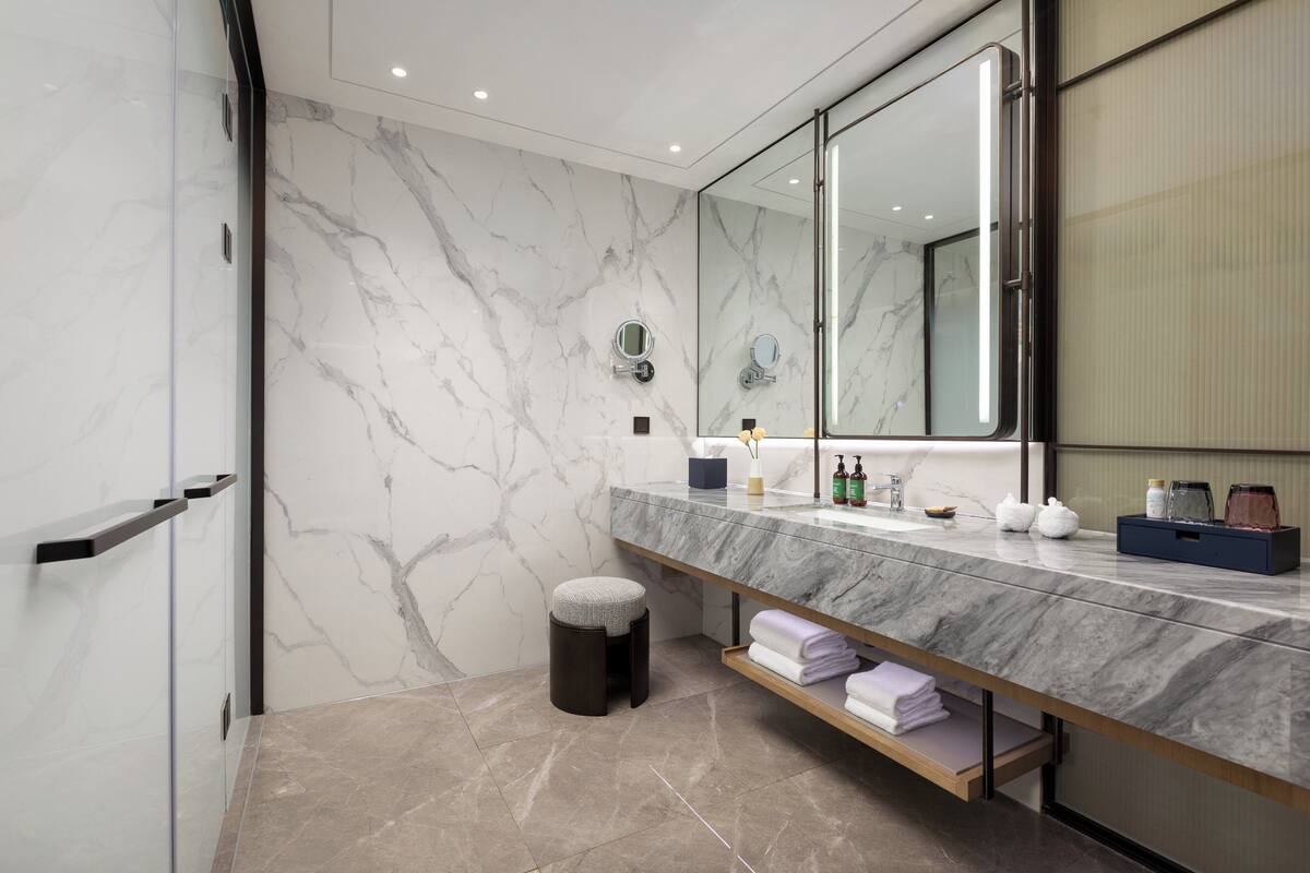 Premium-huone, 2 parisänkyä, jokinäköala | Kylpyhuone | Ilmaiset hygieniatuotteet, hiustenkuivaaja, tohvelit