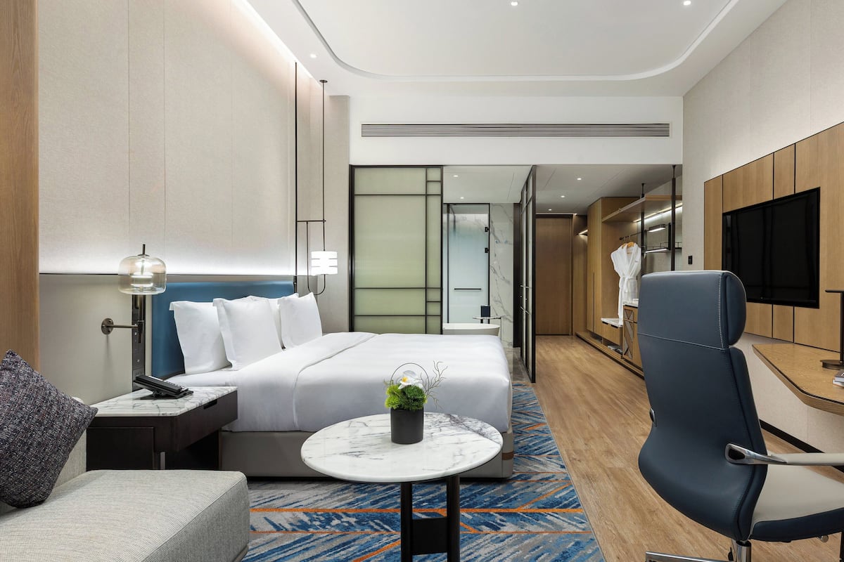 Premium Room, 1 King Bed, Bathtub | Minibar, free wired internet