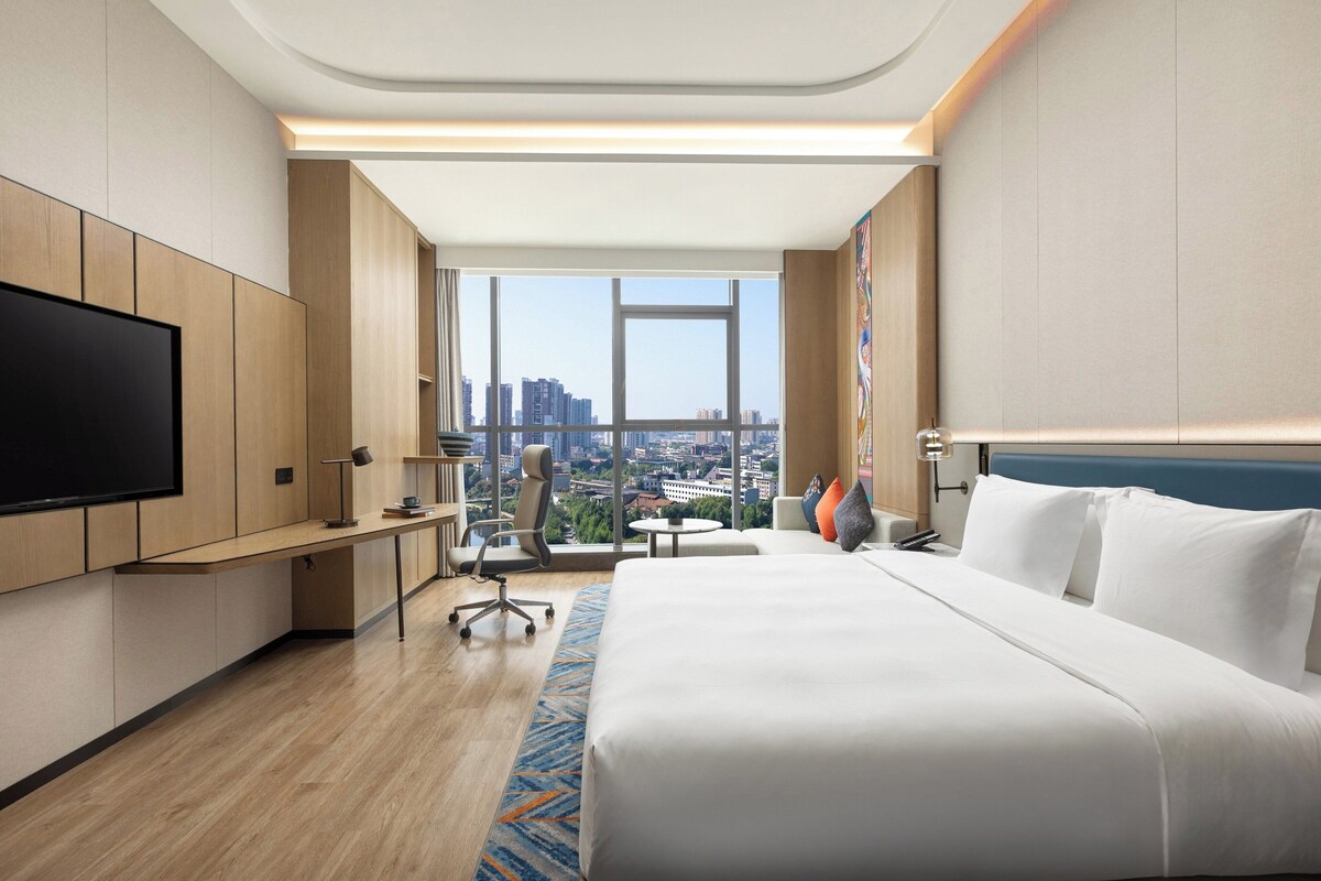 Standard Room, 1 King Bed, River View | Minibar