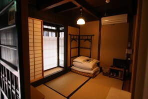 ห้องพัก, ฟูกแบบญี่ปุ่น, ปลอดบุหรี่, ห้องน้ำส่วนตัว (Small Room for 1 Person) | Wi-Fi ฟรี, ผ้าปูที่นอน