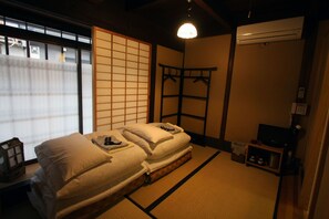 ห้องพัก, ฟูกแบบญี่ปุ่น, ปลอดบุหรี่, ห้องน้ำส่วนตัว (Small Room for 2 Persons) | Wi-Fi ฟรี, ผ้าปูที่นอน