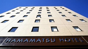 A tall building with a sign reading "HAMAMATSU HOTEL" at the bottom. - Hamamatsu Hotel (Hamamatsu)