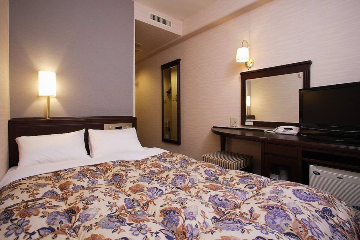 Desk, iron/ironing board (on request), WiFi (free), bed sheets