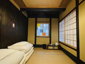 Habitación con 2 camas individuales, para no fumadores, baño compartido (2 persons) | Tabla de planchar con plancha y wifi gratis 