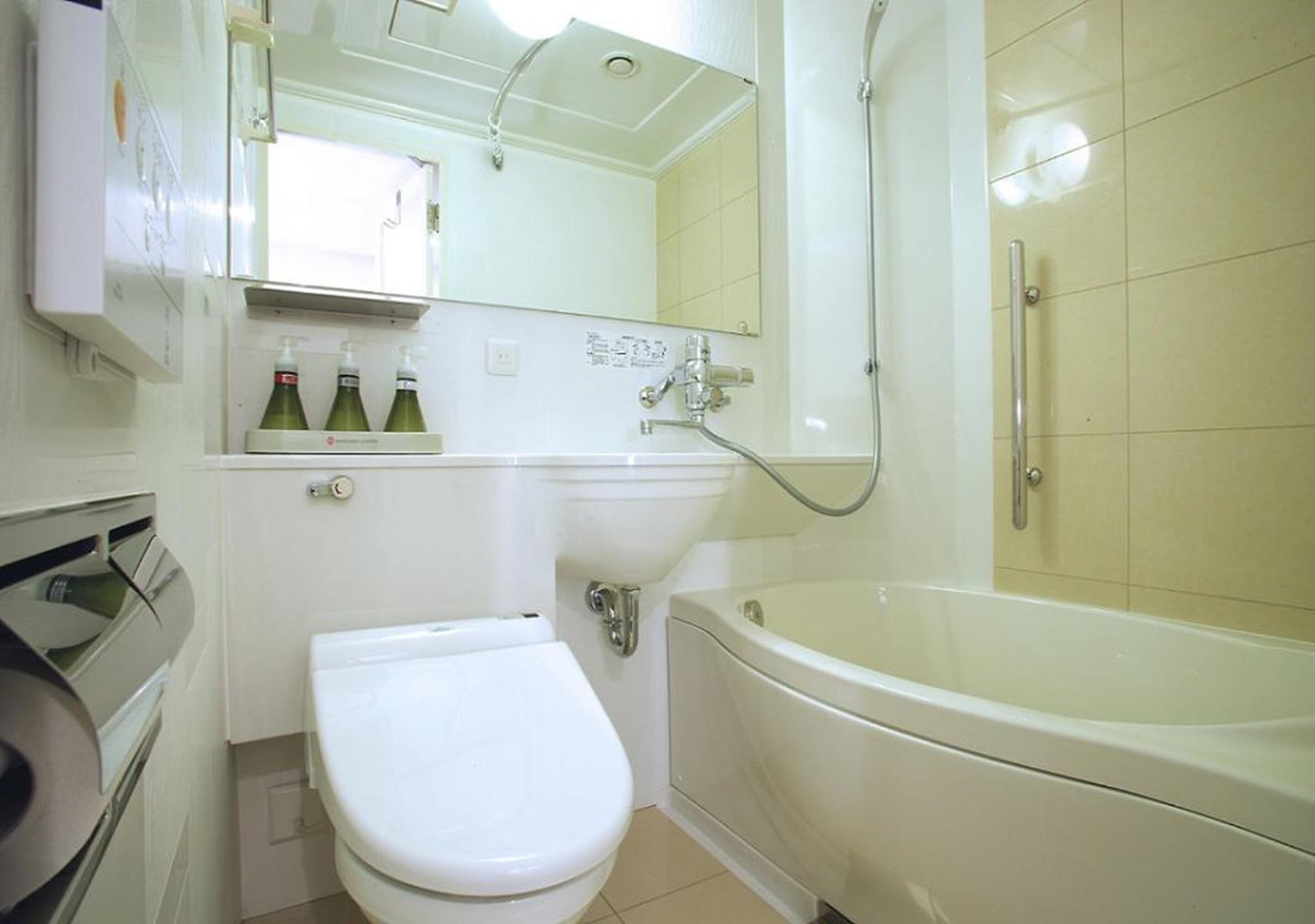 Un baño con inodoro, lavabo y bañera.
