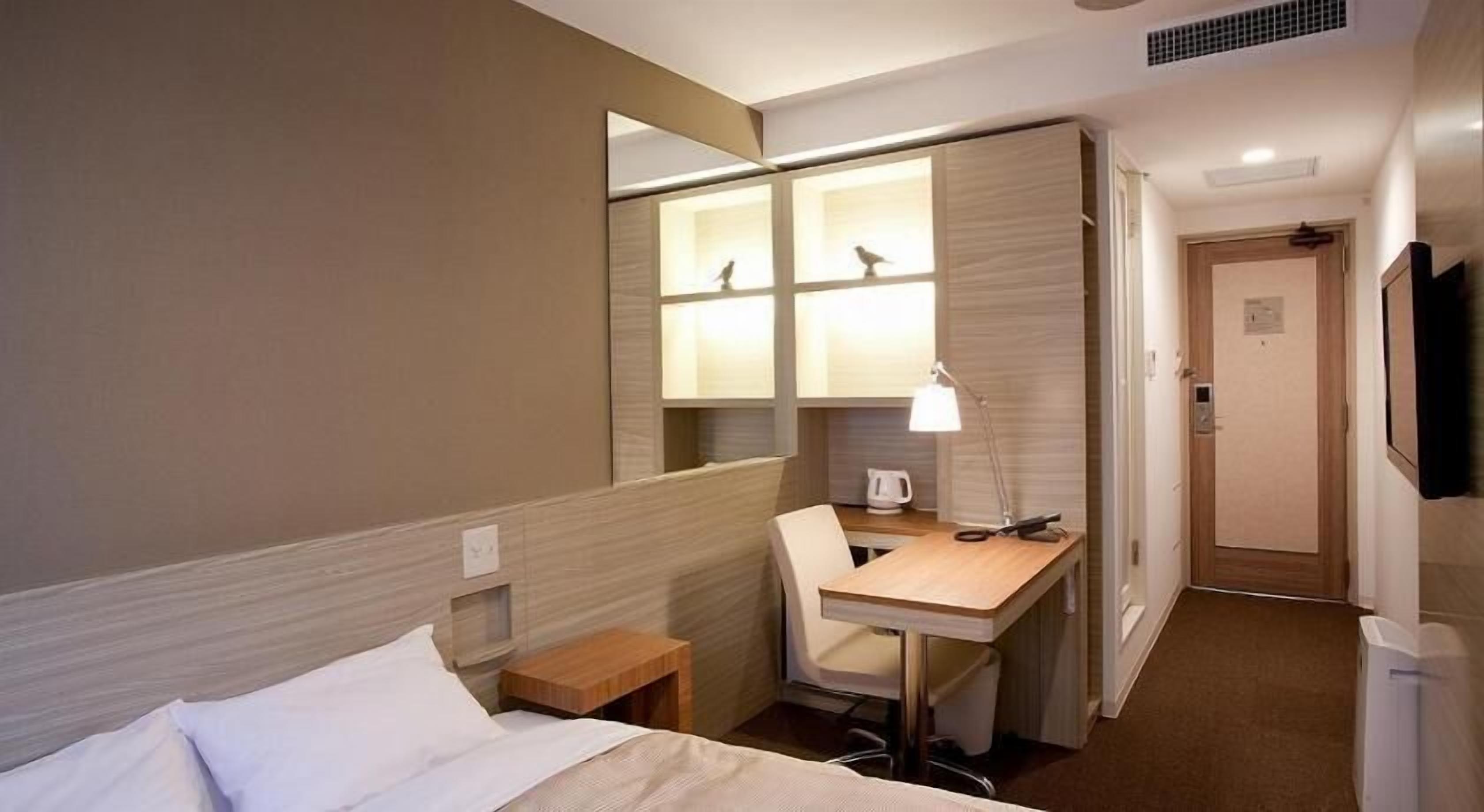 Premium bedding, Select Comfort beds, desk, free WiFi