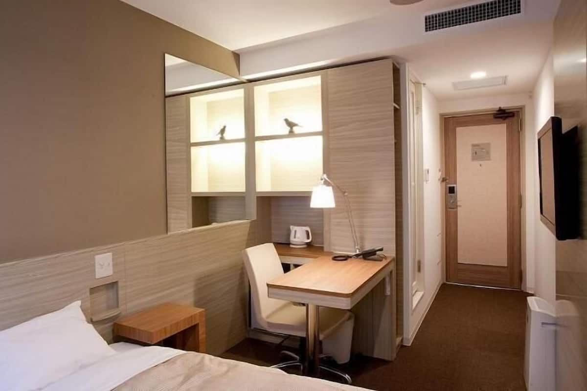 Premium bedding, Select Comfort beds, desk, free WiFi