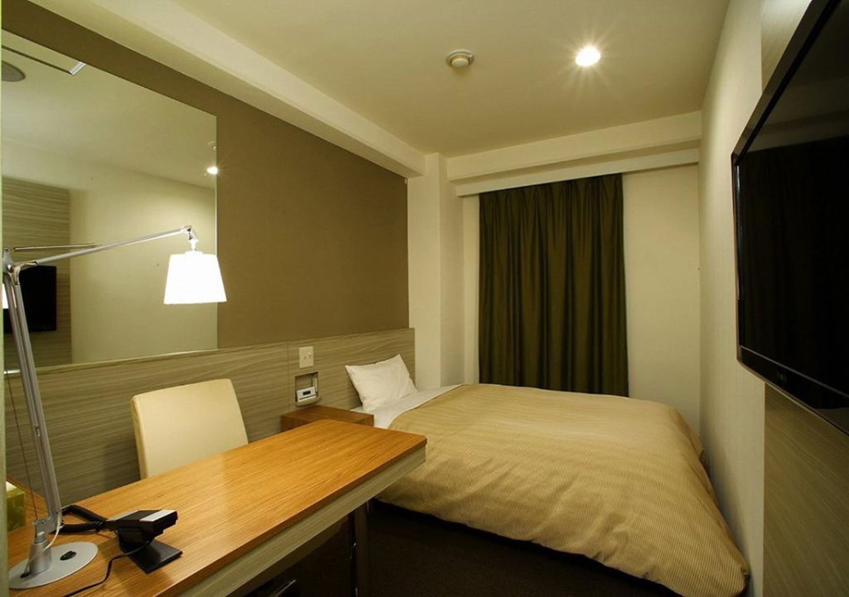 Premium bedding, Select Comfort beds, desk, free WiFi