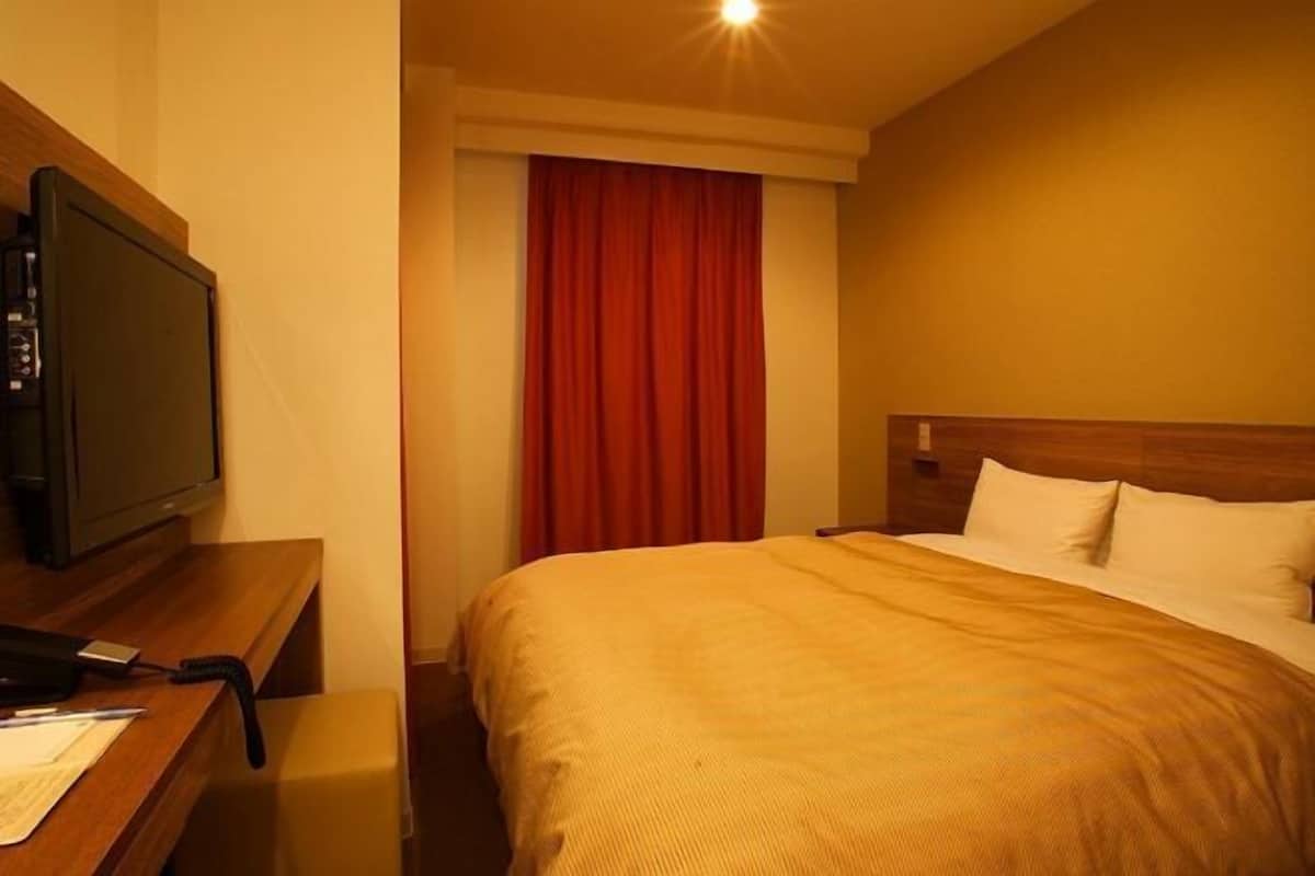 Premium bedding, Select Comfort beds, desk, free WiFi