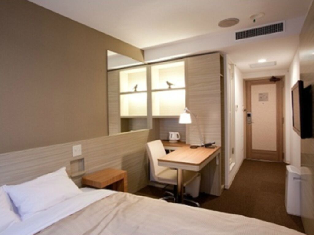 Premium bedding, Select Comfort beds, desk, free WiFi