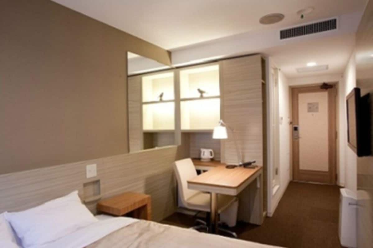 Premium bedding, Select Comfort beds, desk, free WiFi