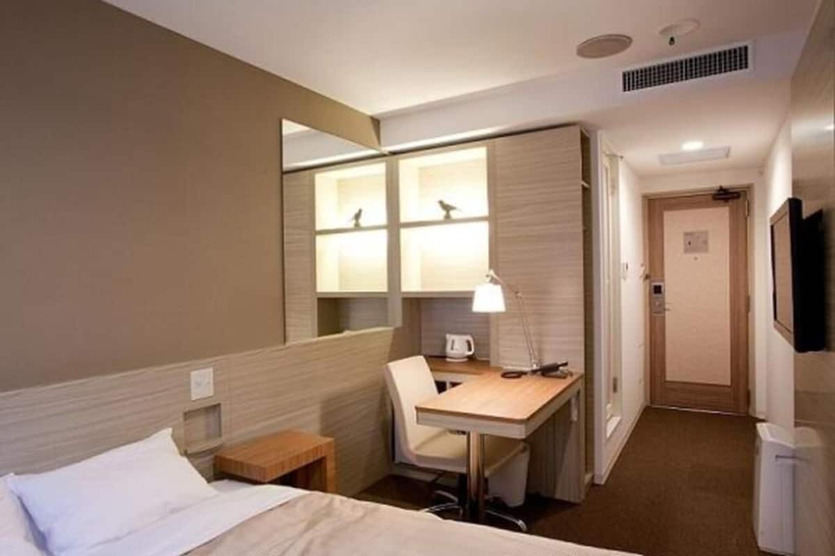 Premium bedding, Select Comfort beds, desk, free WiFi