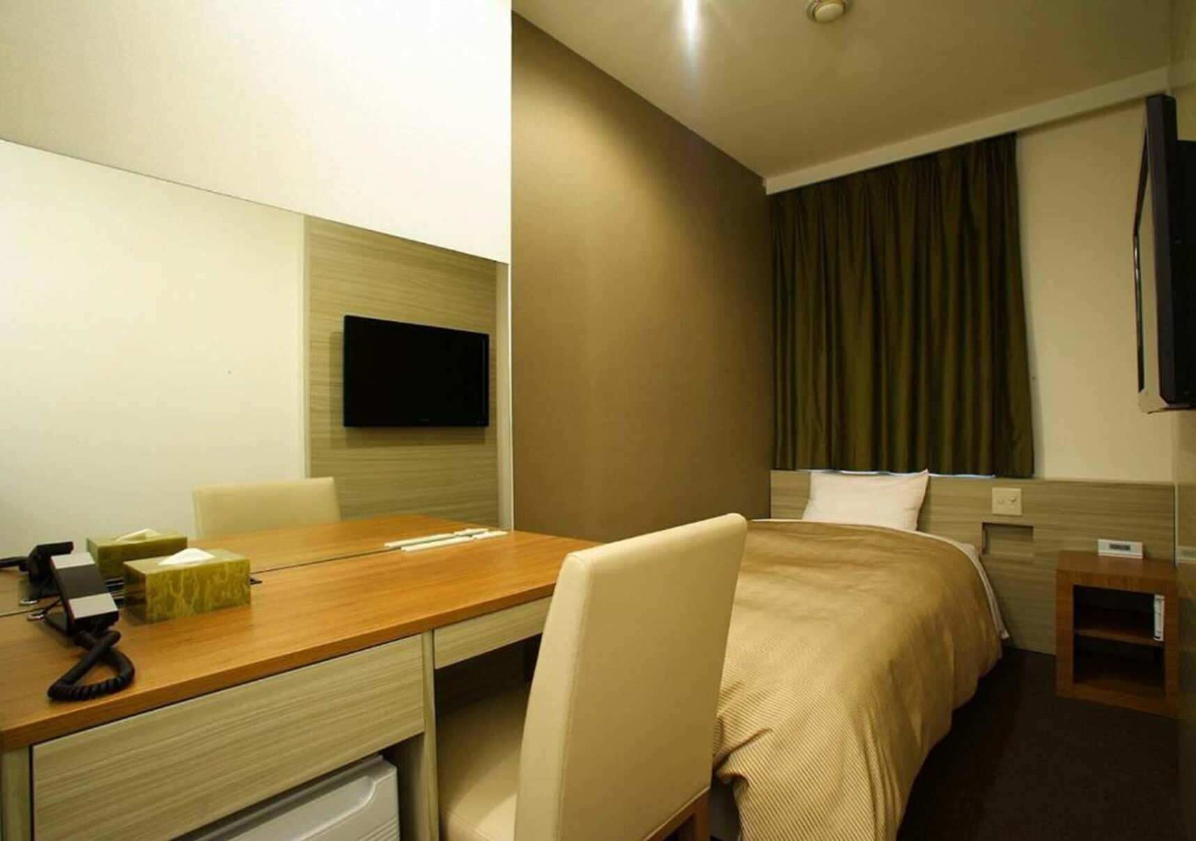 Premium bedding, Select Comfort beds, desk, free WiFi