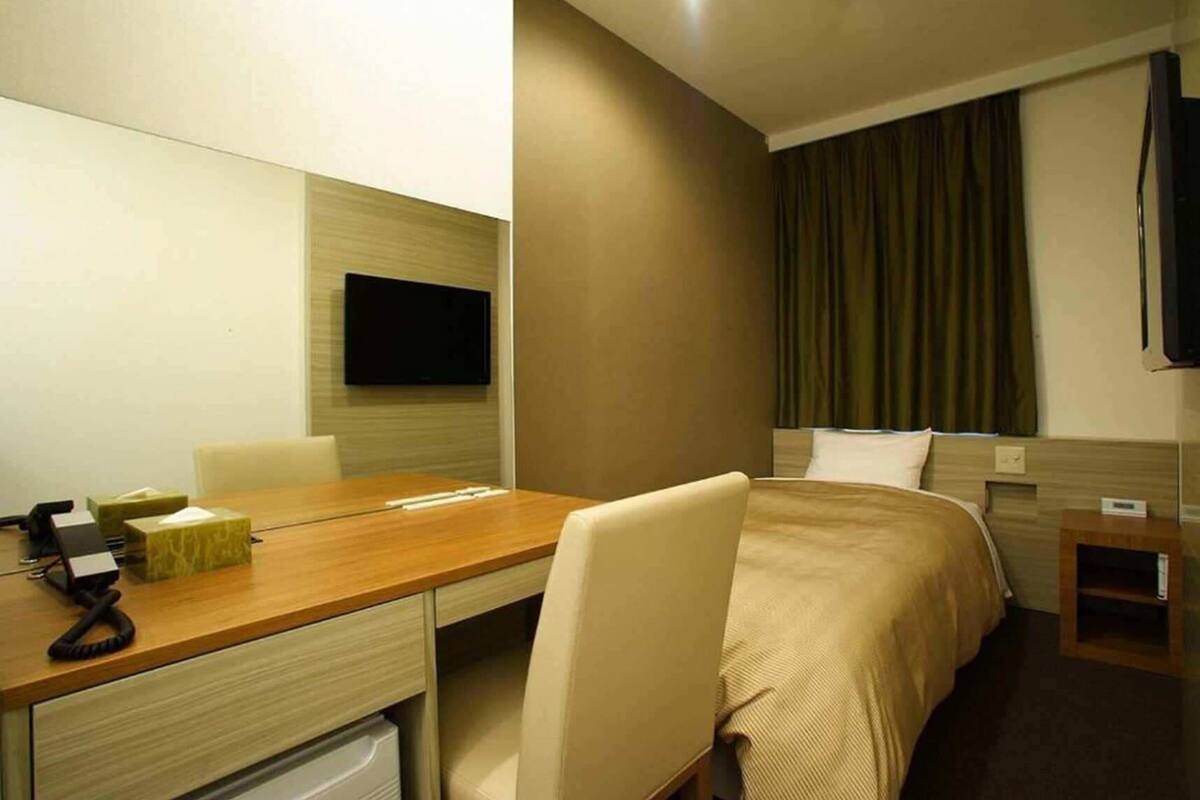 Premium bedding, Select Comfort beds, desk, free WiFi