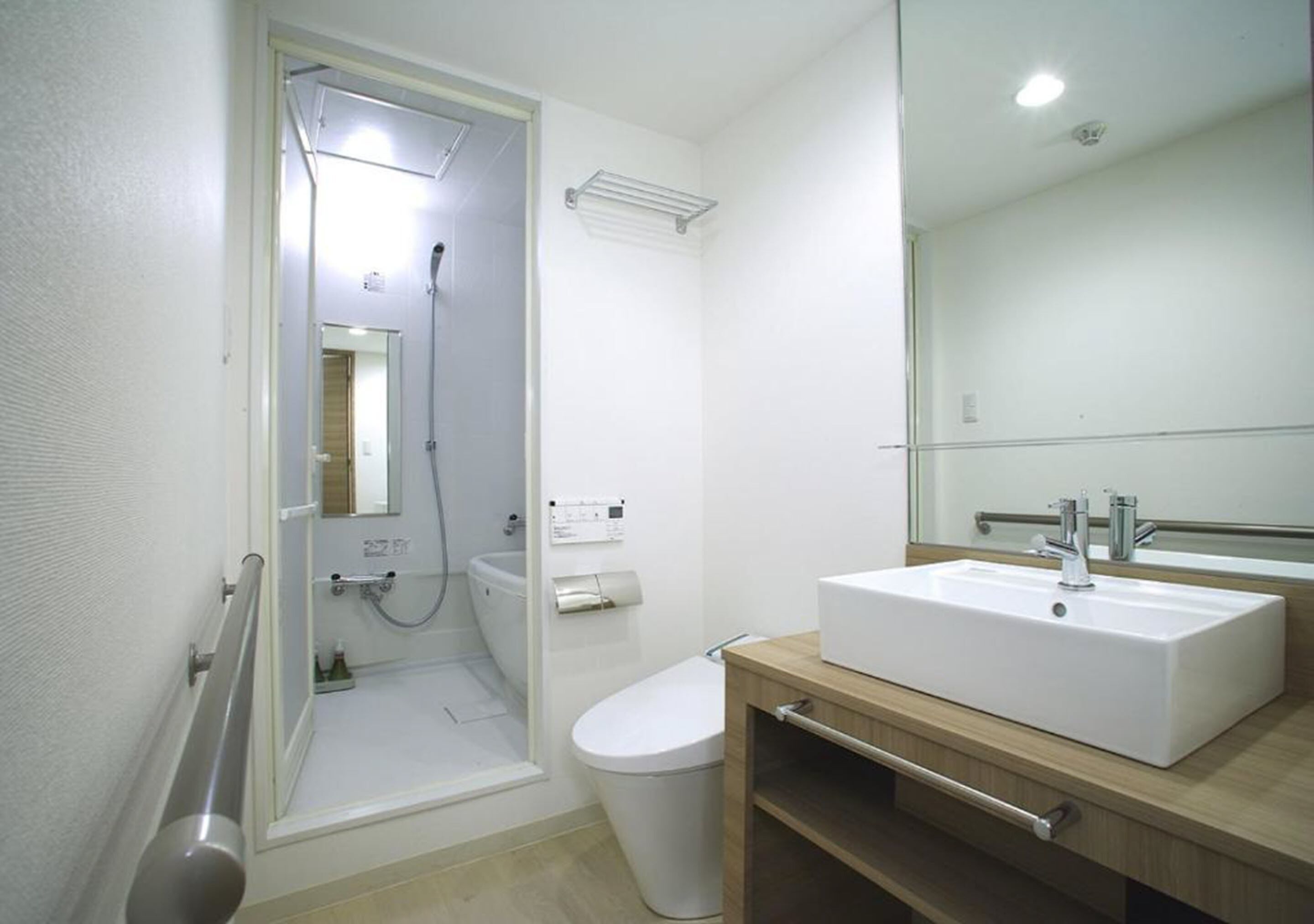 combined shower/bathtub, free toiletries, hair dryer, slippers