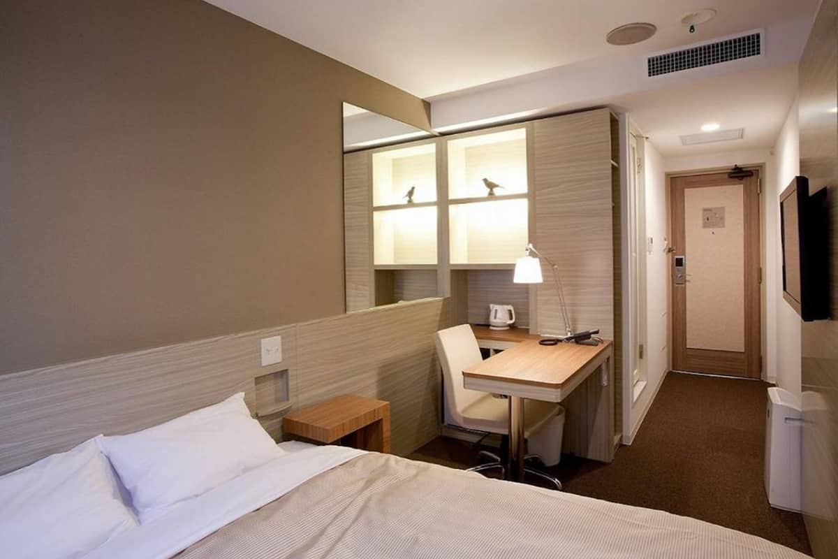 Premium bedding, Select Comfort beds, desk, free WiFi