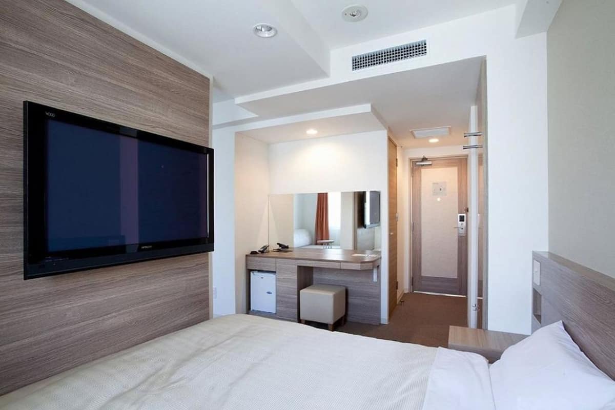 Premium bedding, Select Comfort beds, desk, free WiFi