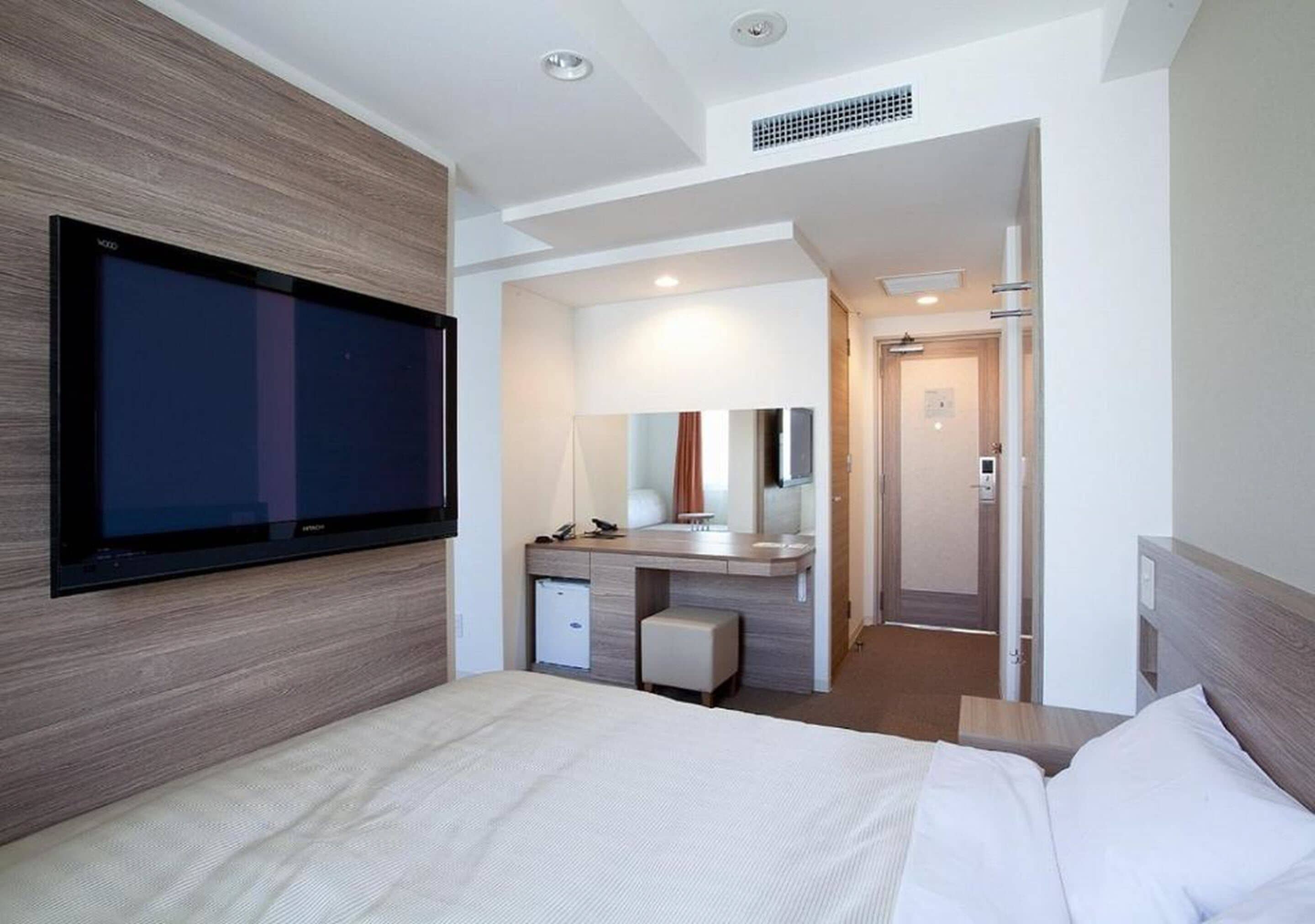 premium bedding, select comfort beds, desk, free wifi