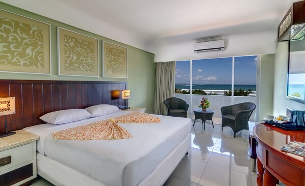 Deluxe Room, Ocean View | Living area