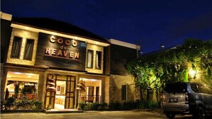 Un edificio con il cartello "Coco de HEAVEN" di notte.
