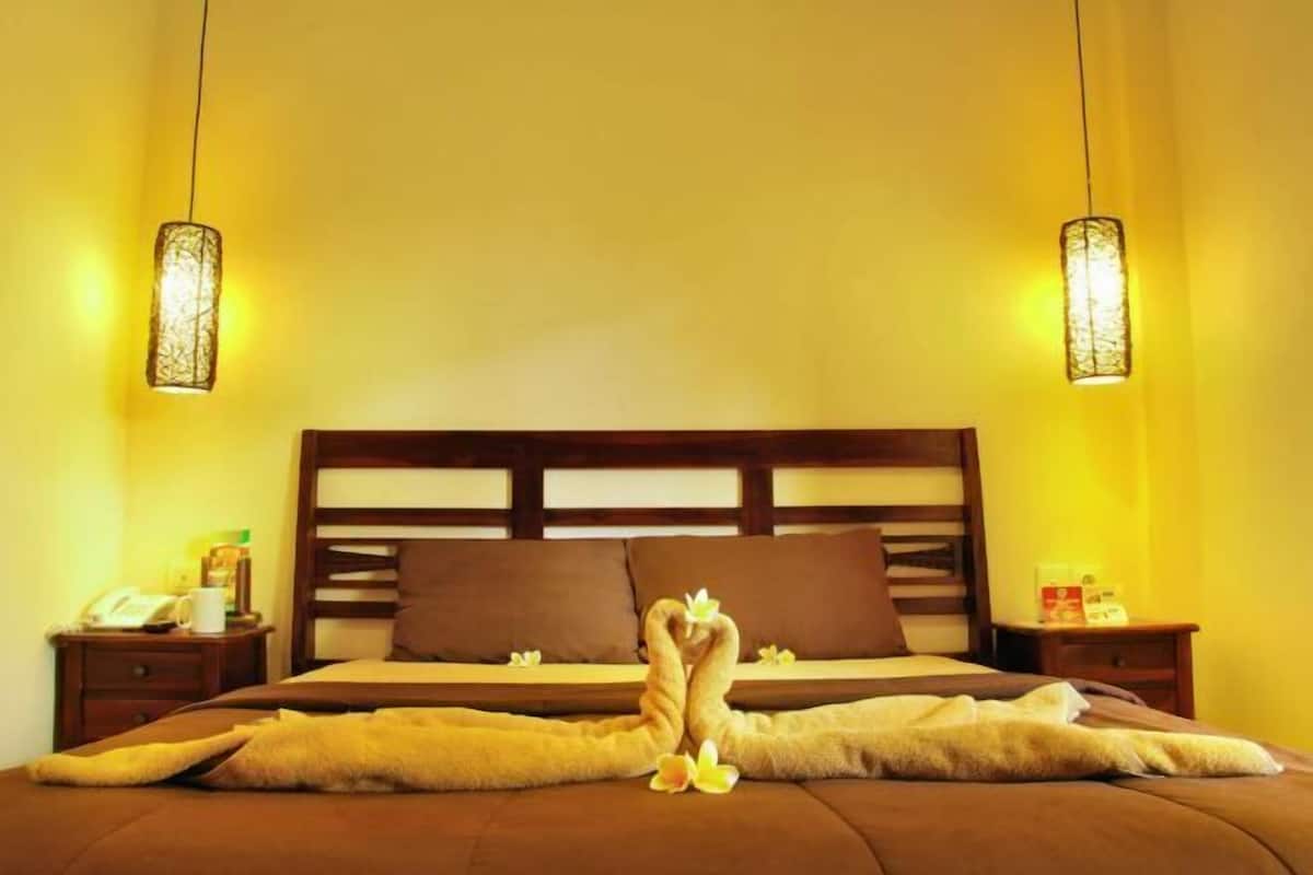 Desk, WiFi (free), bed sheets