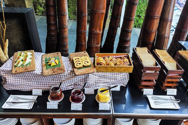 Daily buffet breakfast for a fee