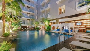 Outdoor pool - Grand Ixora Kuta Resort (Kuta)