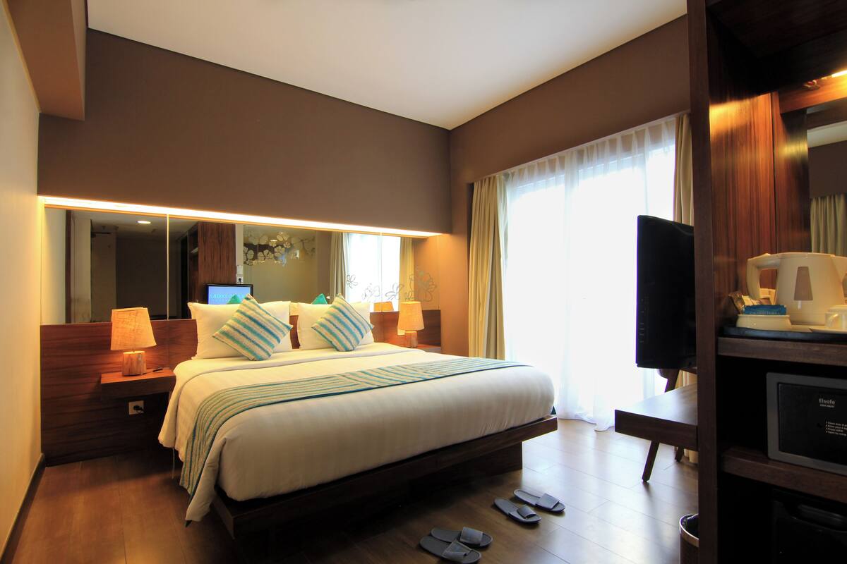 Kamar Superior | 1 kamar tidur, minibar, brankas, dan meja kerja