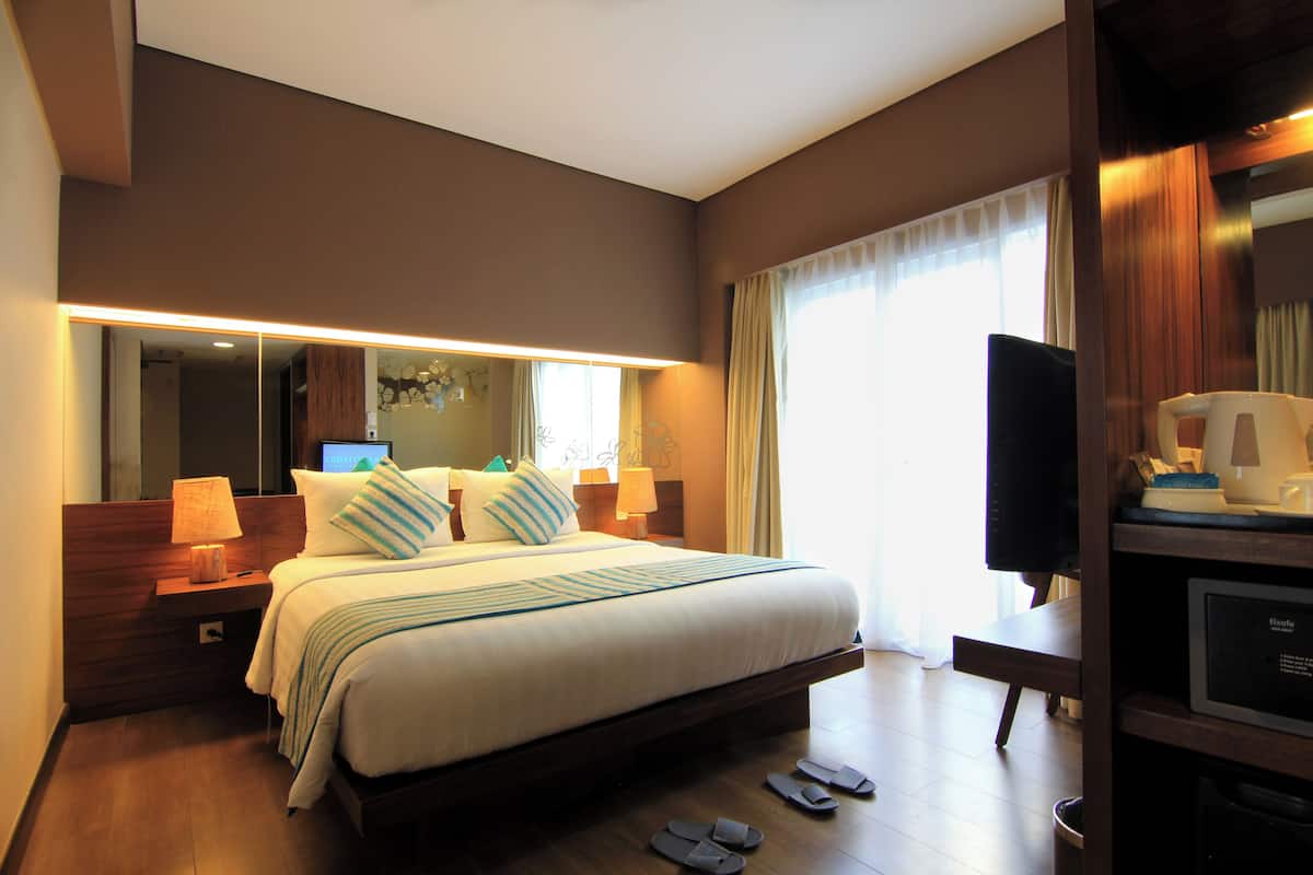 Habitación superior | 1 habitación, minibar, caja de seguridad en la habitación y escritorio