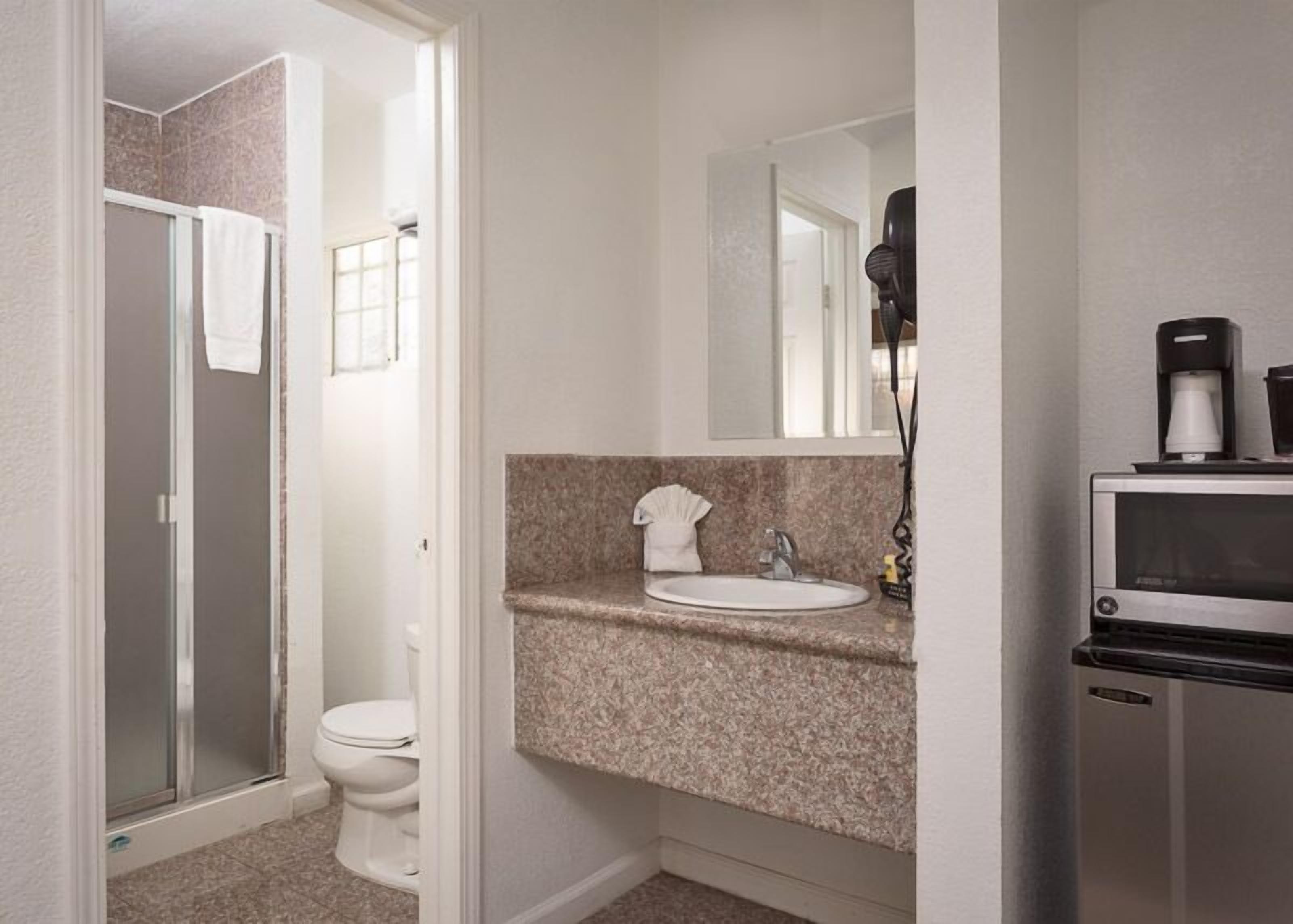 Photo - Howard Johnson By Wyndham Berkeley