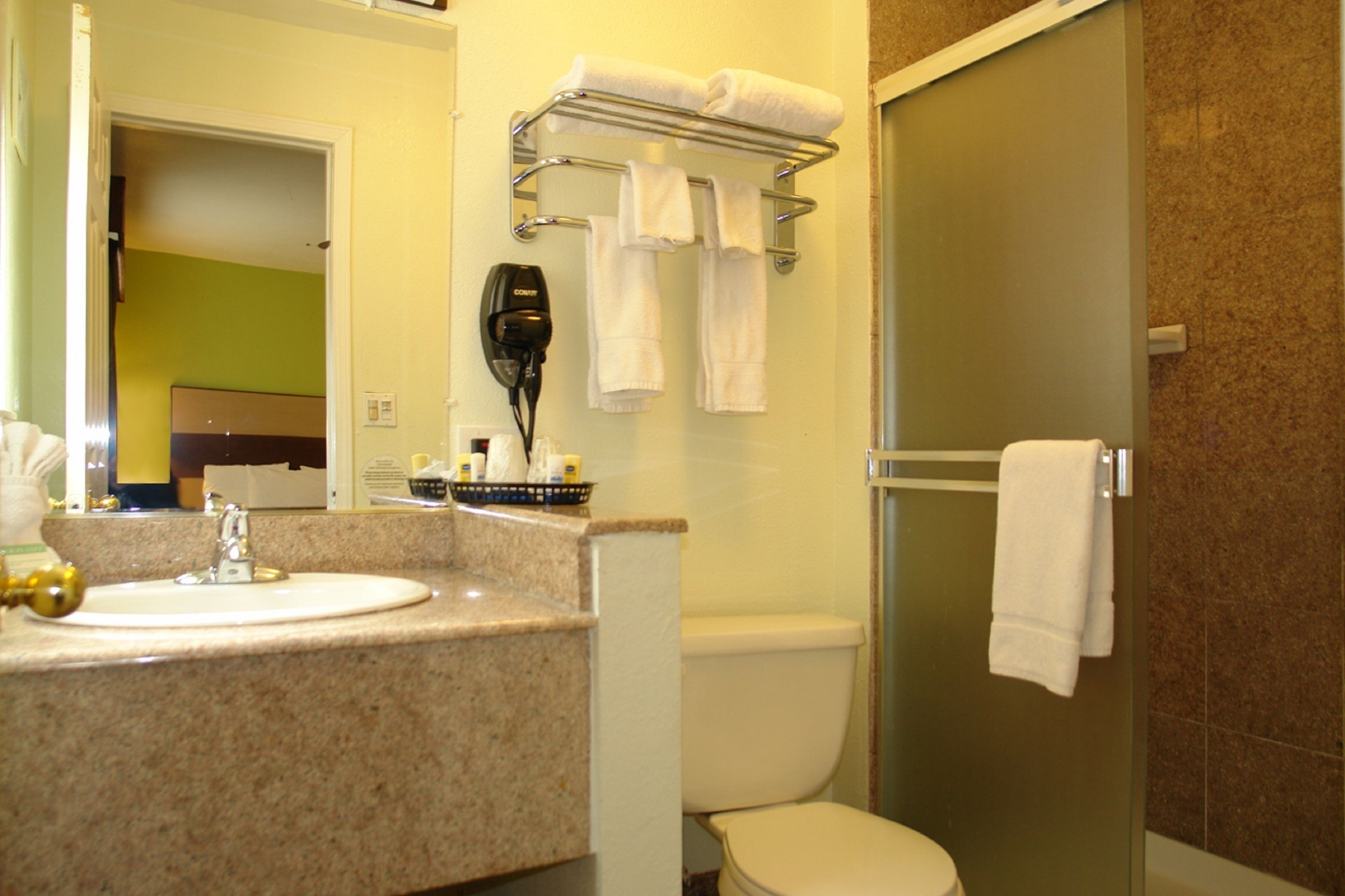 Photo - Howard Johnson By Wyndham Berkeley