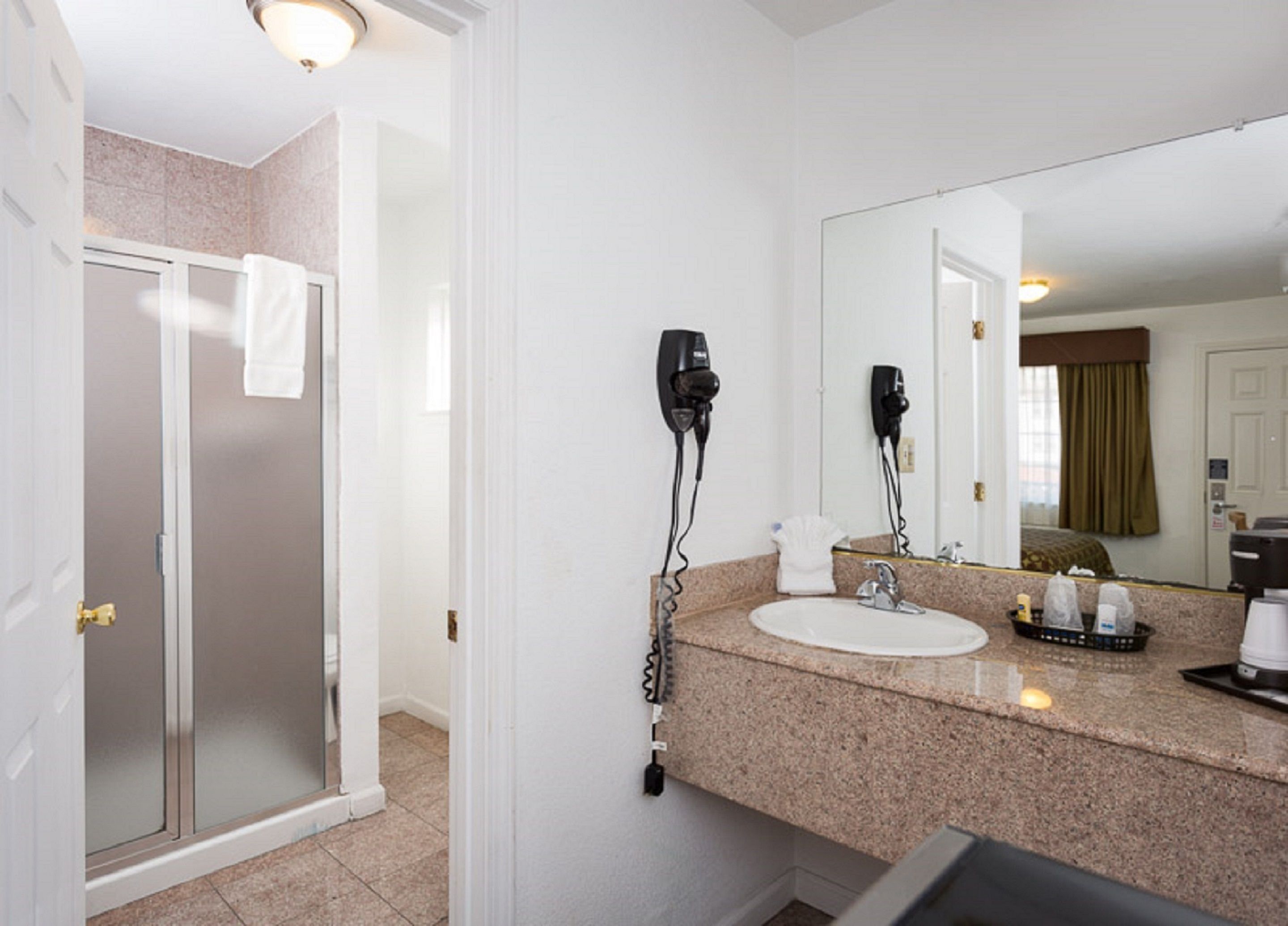 Photo - Howard Johnson By Wyndham Berkeley