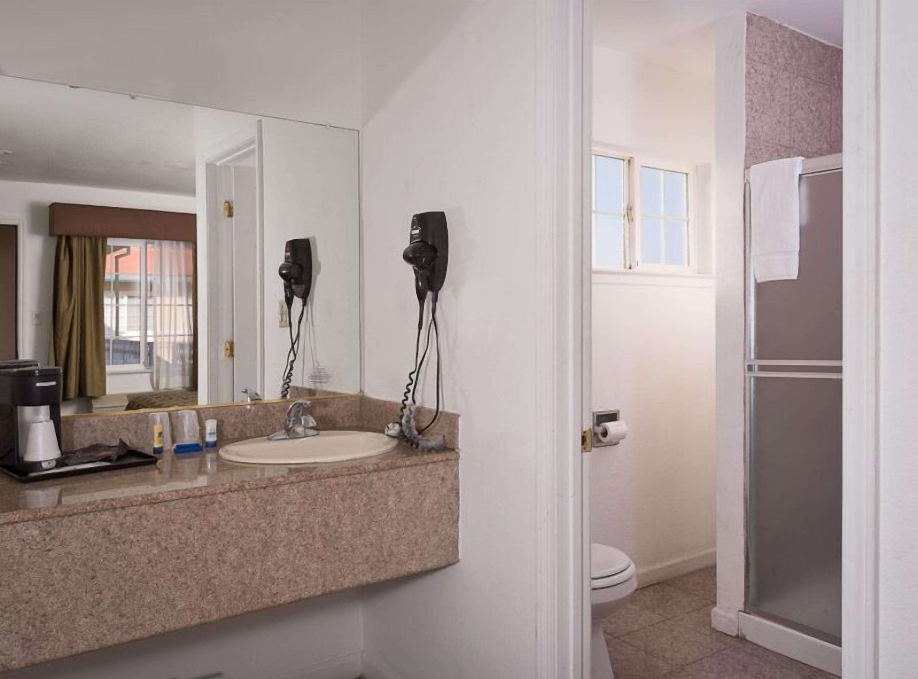 Photo - Howard Johnson By Wyndham Berkeley