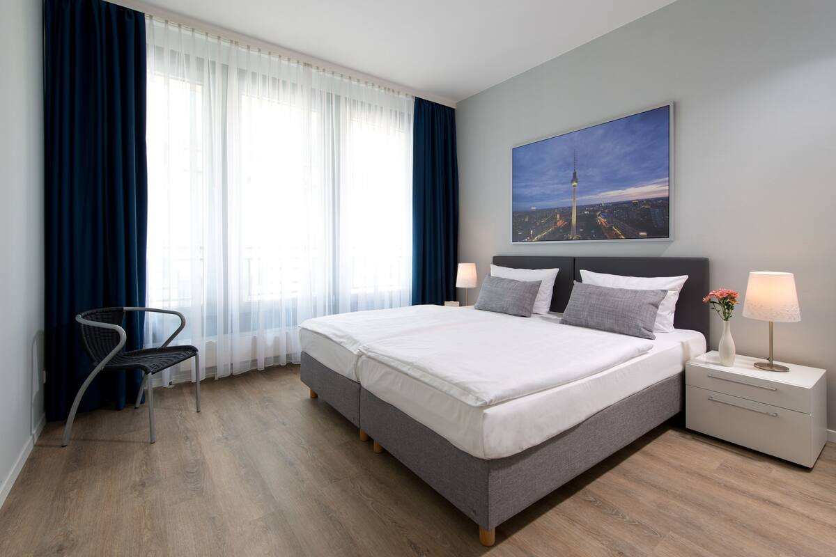 Business-Apartment | Minibar, Schreibtisch, Bügeleisen/Bügelbrett, Babybetten