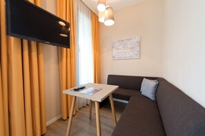 Junior Apartment | Minibar, individually decorated, individually furnished, desk