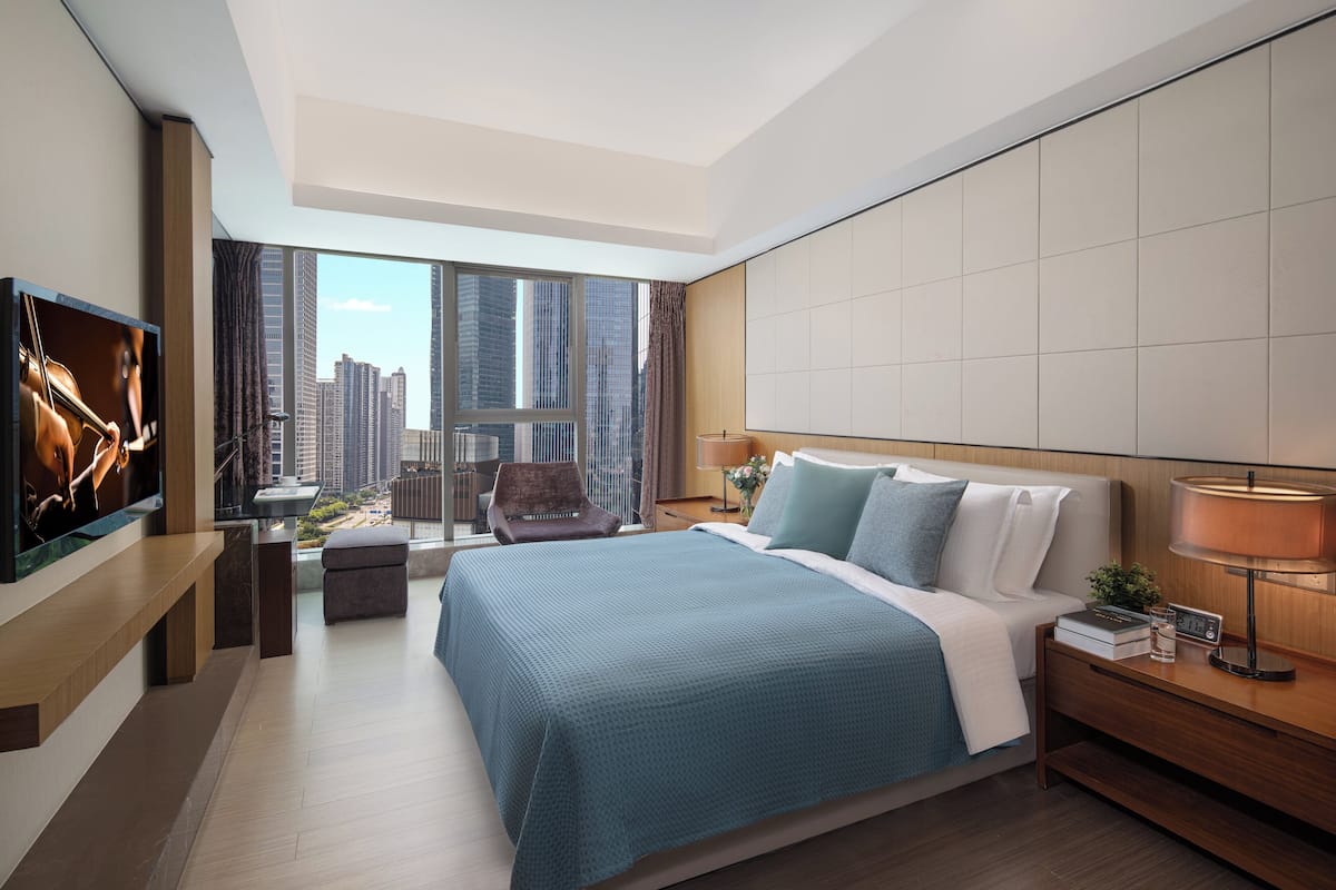 Luxe beddengoed, donzen dekbedden, een kluis op de kamer