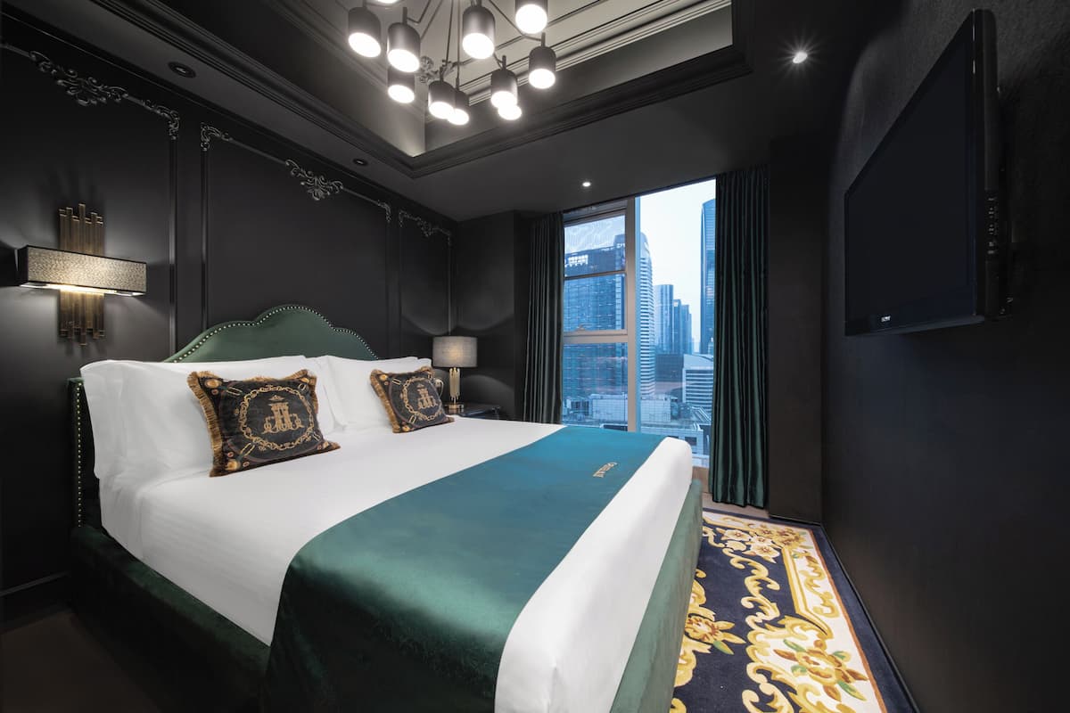 Premier suite, 2 slaapkamers, keuken, uitzicht op stad | Luxe beddengoed, donzen dekbedden, een kluis op de kamer