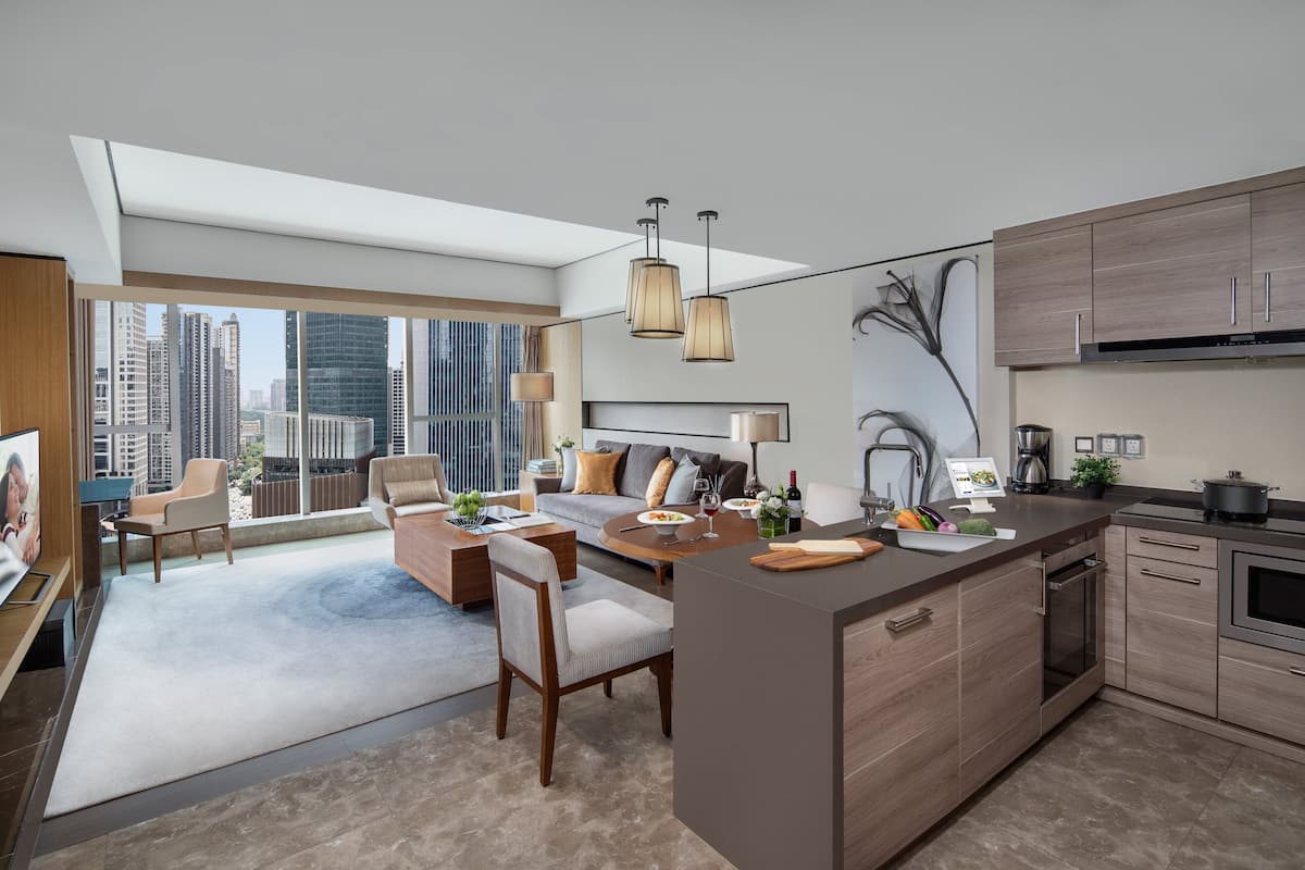 Executive appartement, 2 slaapkamers, keuken, uitzicht op stad | Luxe beddengoed, donzen dekbedden, een kluis op de kamer