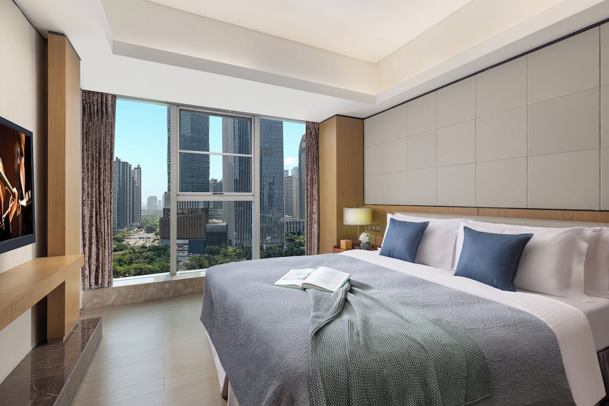 Deluxe appartement, 1 slaapkamer, keuken, uitzicht op stad | Luxe beddengoed, donzen dekbedden, een kluis op de kamer