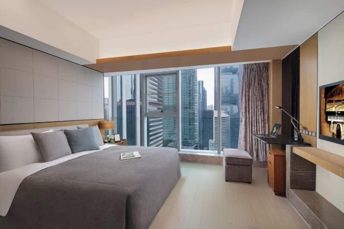 Luxe beddengoed, donzen dekbedden, een kluis op de kamer
