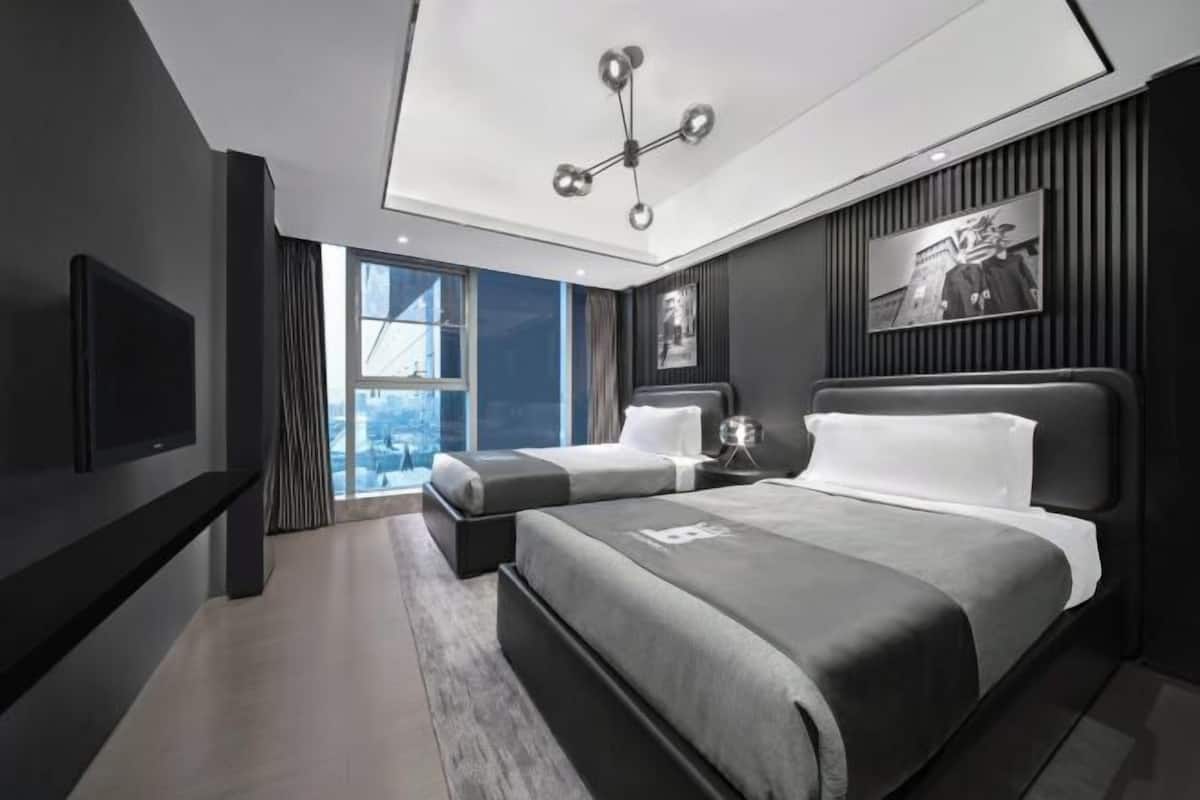 Luxe beddengoed, donzen dekbedden, een kluis op de kamer