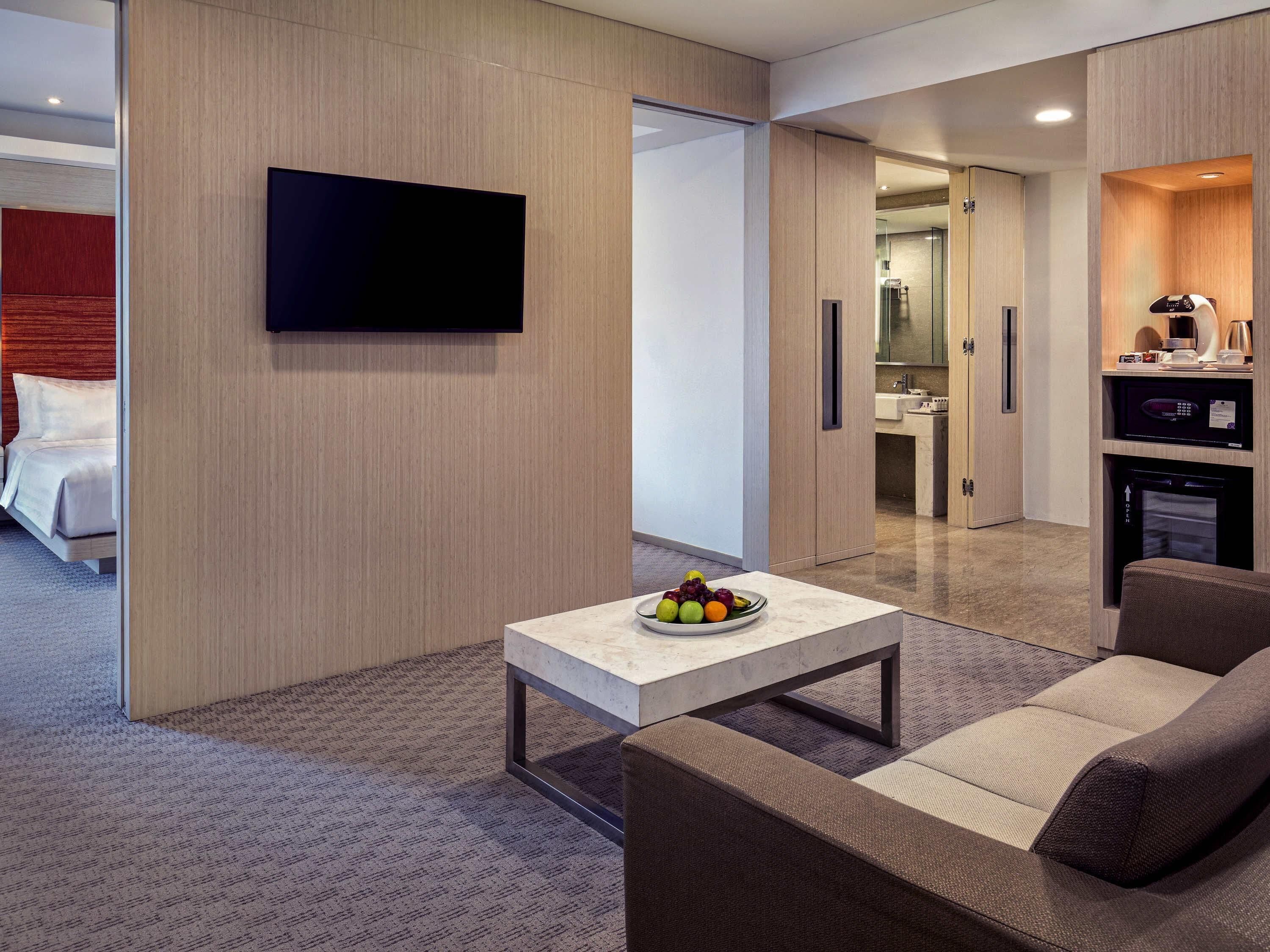 Business Suite, 1 Double Bed | Minibar, in-room safe, desk, laptop workspace