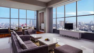 Suite (Penthouse) | Brankas, meja kerja, ruang kerja ramah laptop, dan tirai kedap cahaya