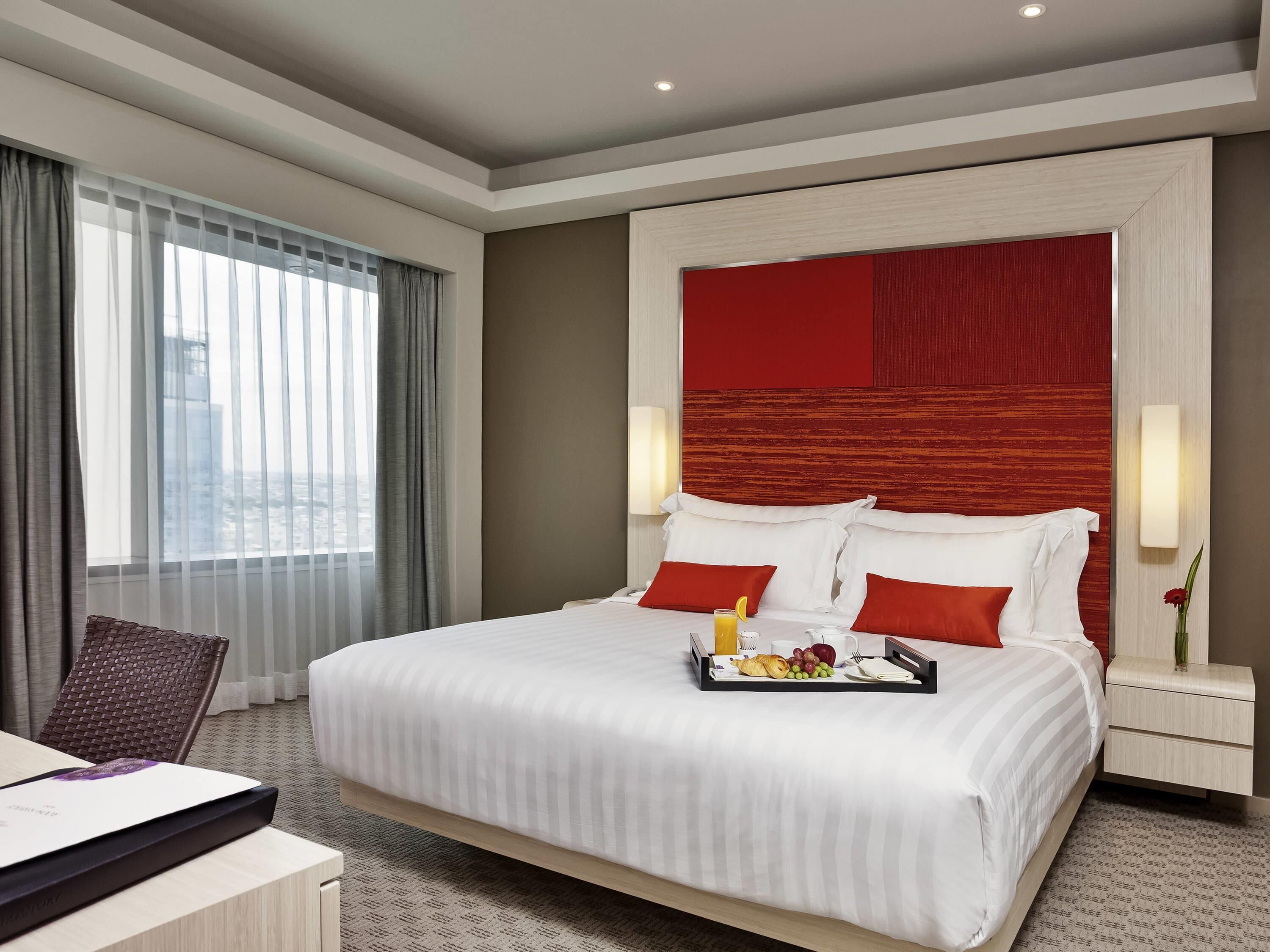 Business Suite, 1 Double Bed | Minibar, in-room safe, desk, laptop workspace