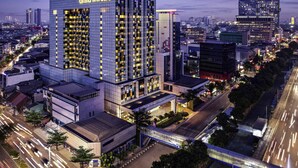 Un hôtel de grande hauteur, reconnaissable à son imposante enseigne « Grand Mercure », avec de nombreux étages et une architecture moderne.