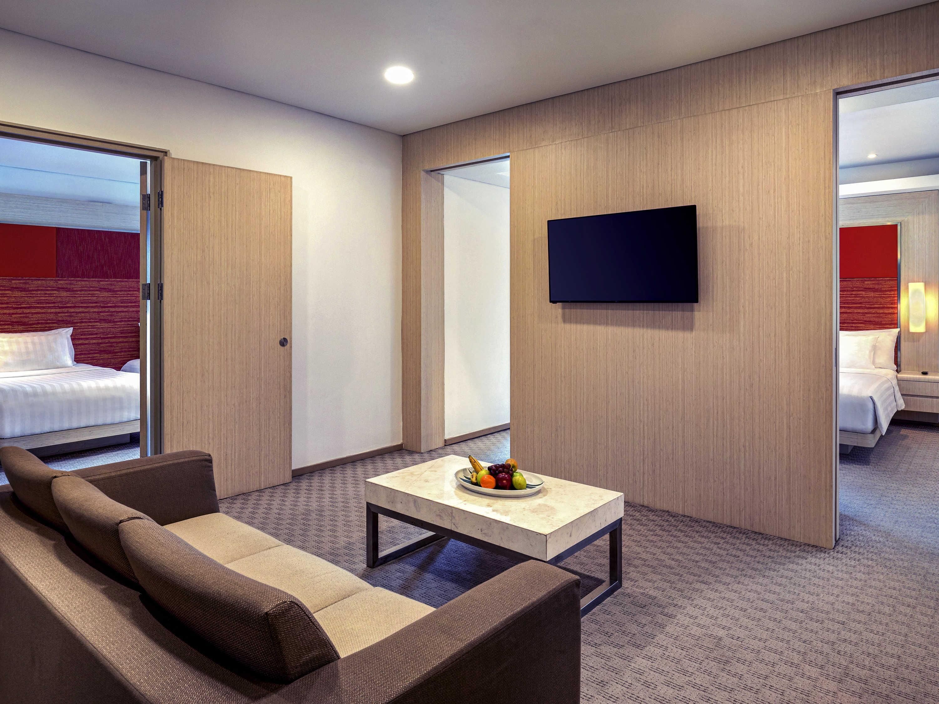 Suíte família, várias camas | Cofres nos quartos, escrivaninha, espaço de trabalho para notebook