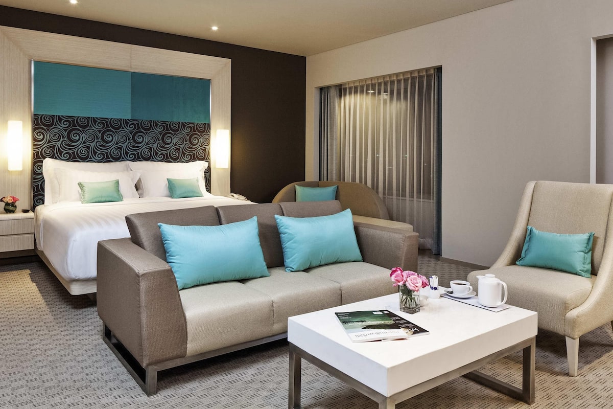 Phòng Suite Executive, 1 giường cỡ king và sofa giường | Két bảo mật tại phòng, bàn, khu vực làm việc phù hợp cho laptop