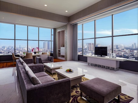 Suite (Penthouse) | Minibar, in-room safe, desk, laptop workspace