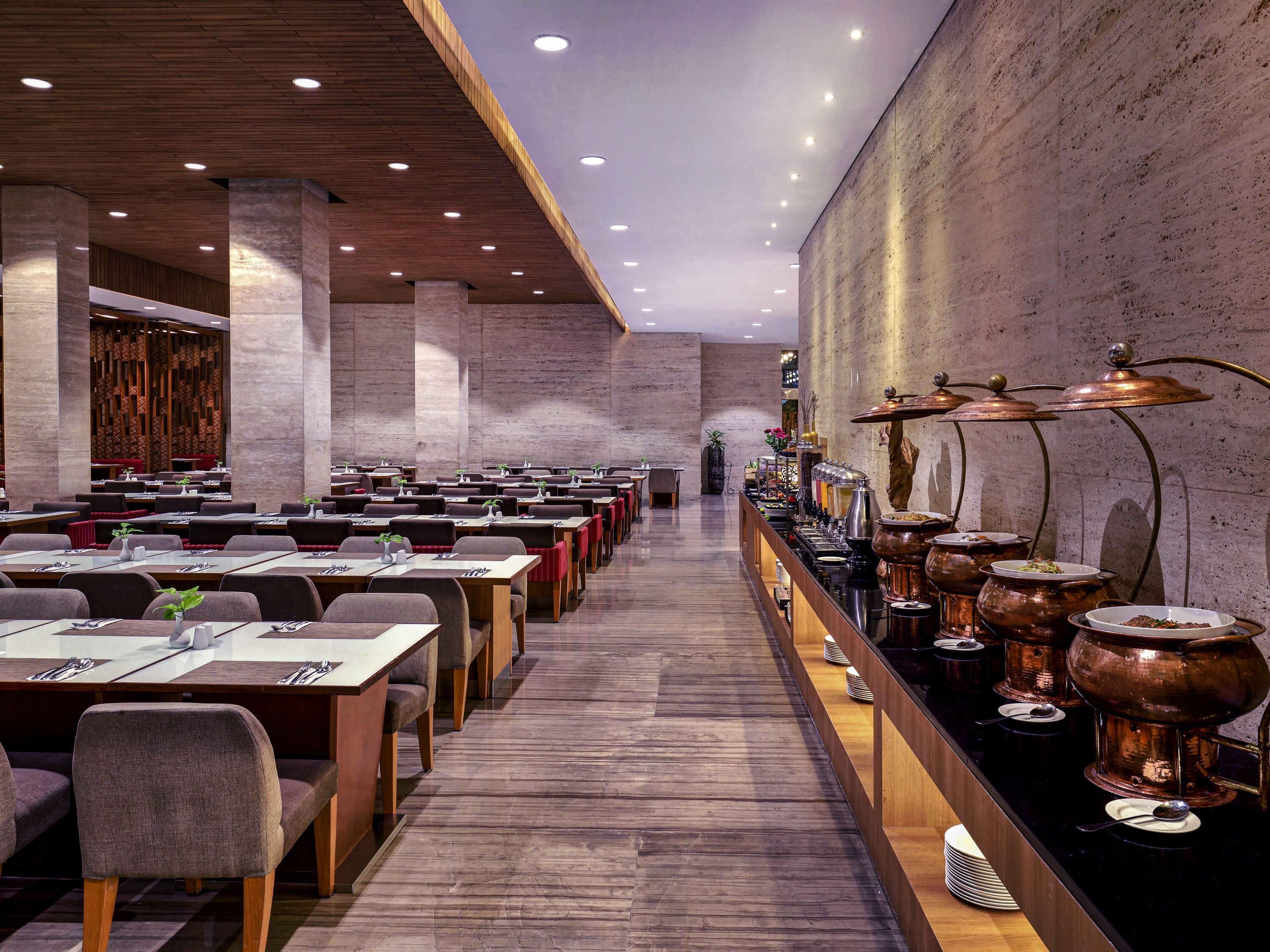 Melayani sarapan dan makan siang dengan sajian masakan internasional